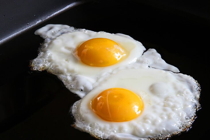 https://blackstoneproducts.com/cdn/shop/articles/how-to-make-the-best-griddle-eggs-831665.jpg?v=1674667369