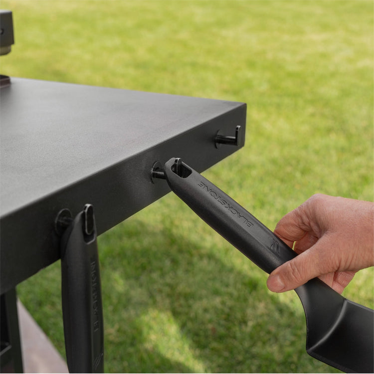 Use the side shelf tools hooks to conveniently store your cooking utensils. 