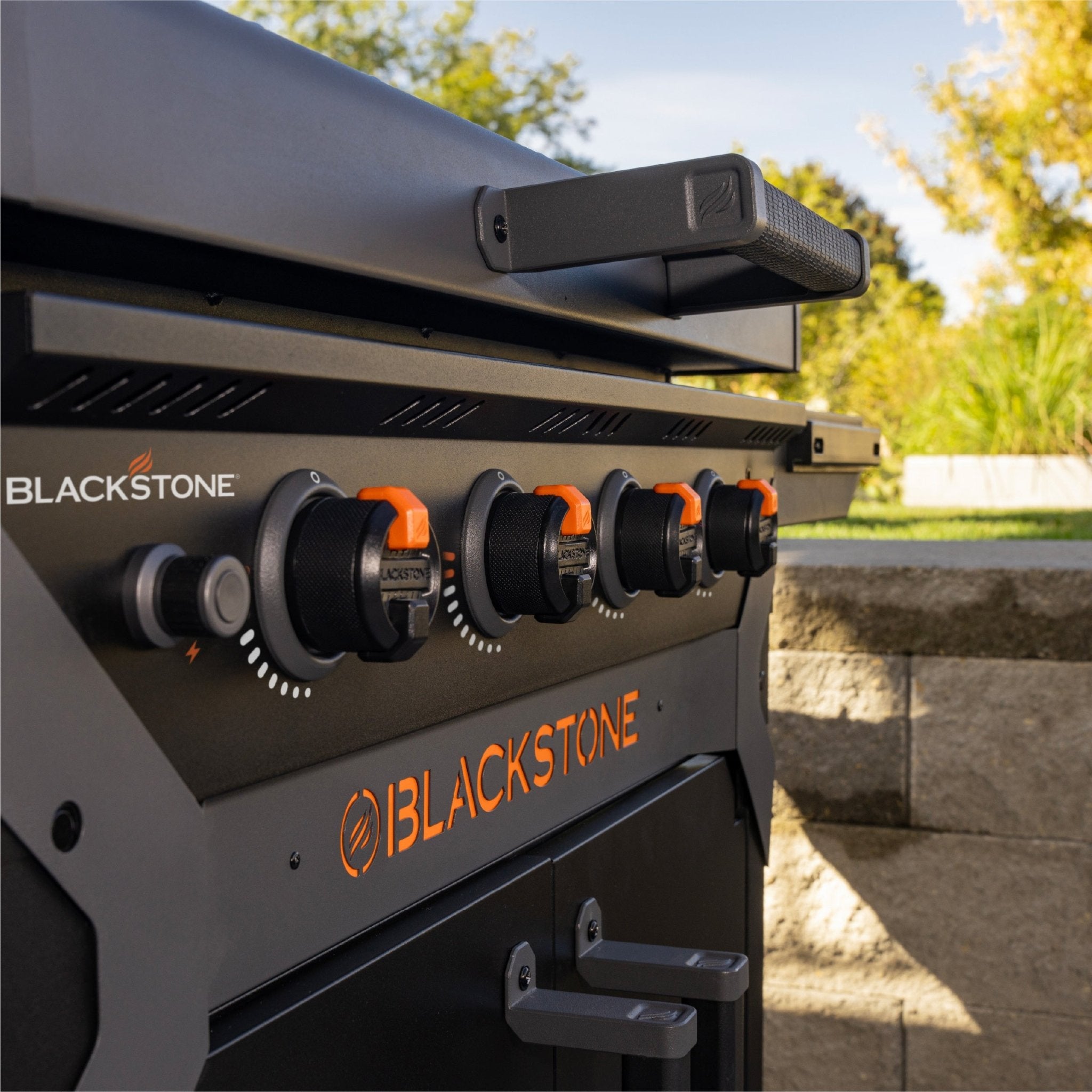 The 'X' brace hood protects the griddle plate when not in use. 