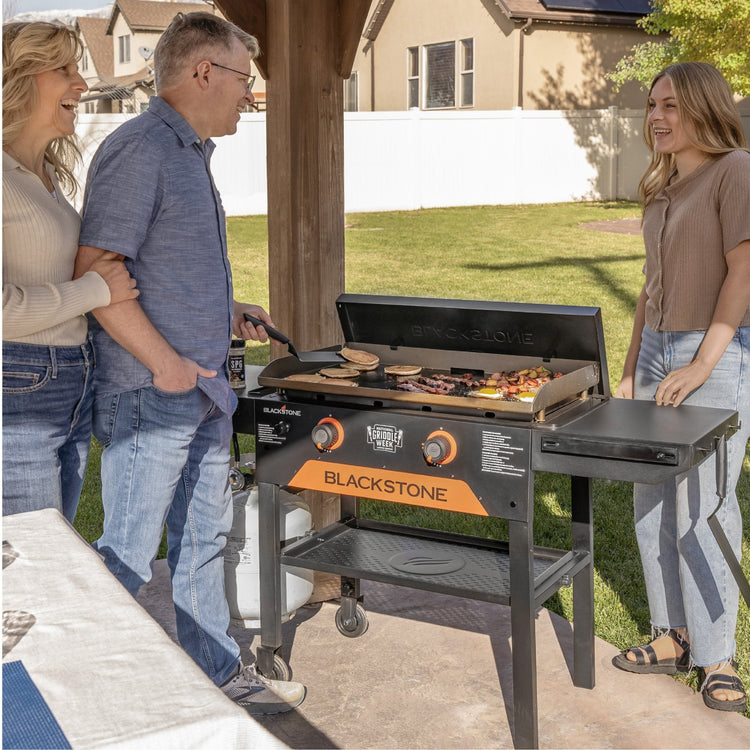 With the removable hood, you'll enjoy a teppanyaki style of cooking where everyone can gather around. 